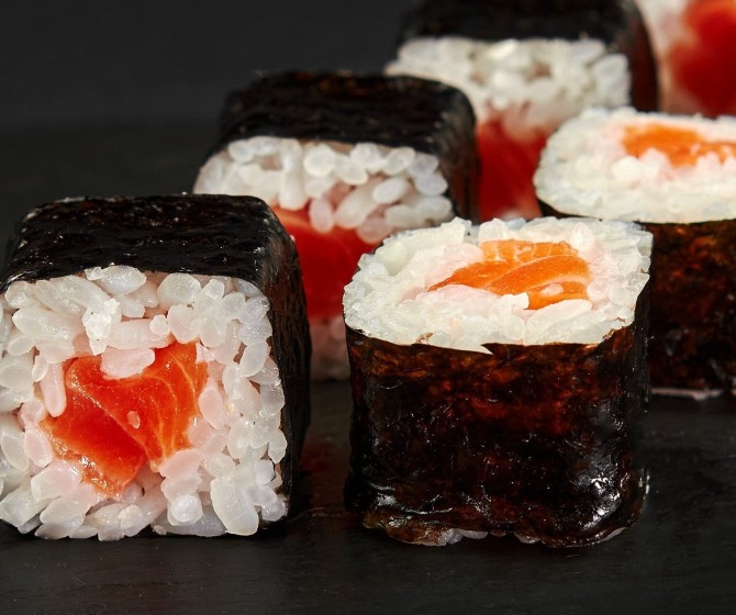 Маки с лососем