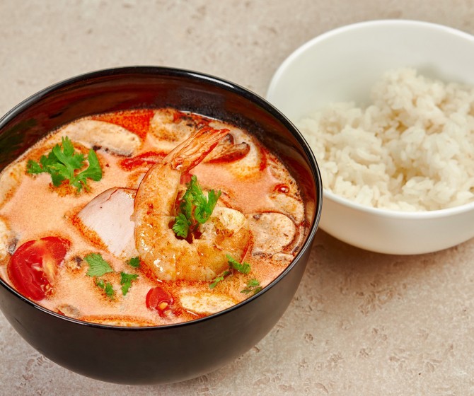 Том Ям с тигровыми креветками и курицей