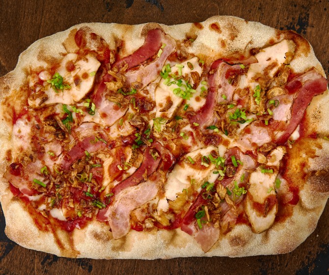 С курицей, беконом и соусом BBQ