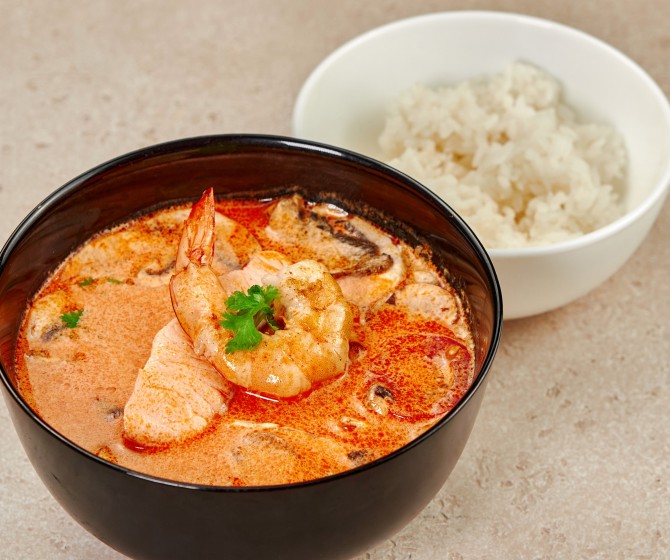 Суп Том Ям с лососем и креветками 