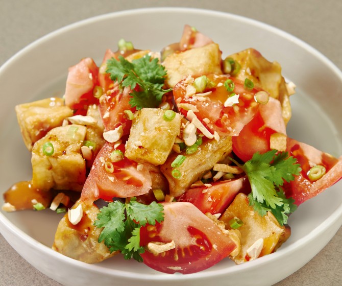 Салат из хрустящих баклажанов и томатов в соусе чили