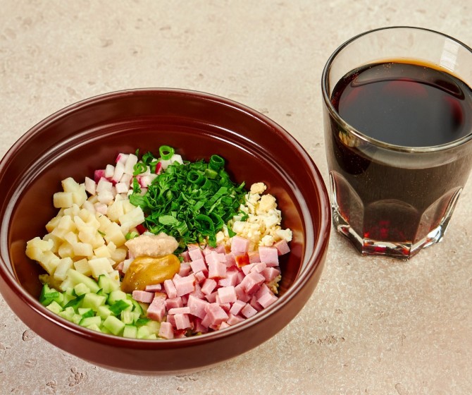 Окрошка на квасе со сметаной 